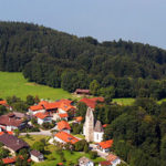 Luftbild vom Simssee und Hirnsberg mit dem Gasthaus Hilger