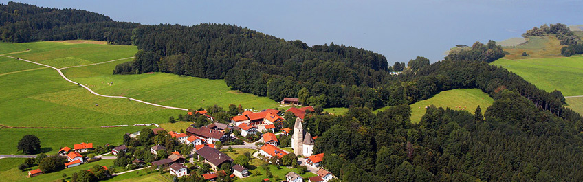 Luftbild vom Simssee und Hirnsberg mit dem Gasthaus Hilger